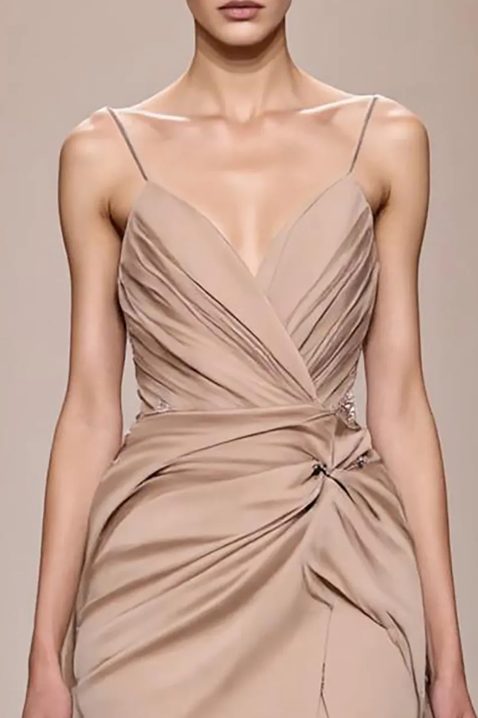 Champagne cetim backless ruched longo vestido de noite com fenda