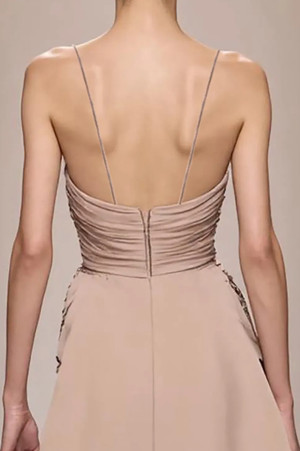 Champagne cetim backless ruched longo vestido de noite com fenda