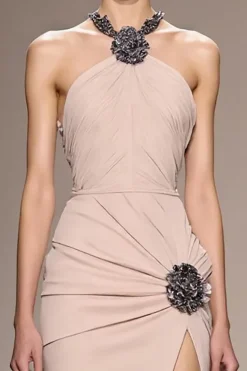 Champanhe cetim Halter longo vestido de noite com missangas