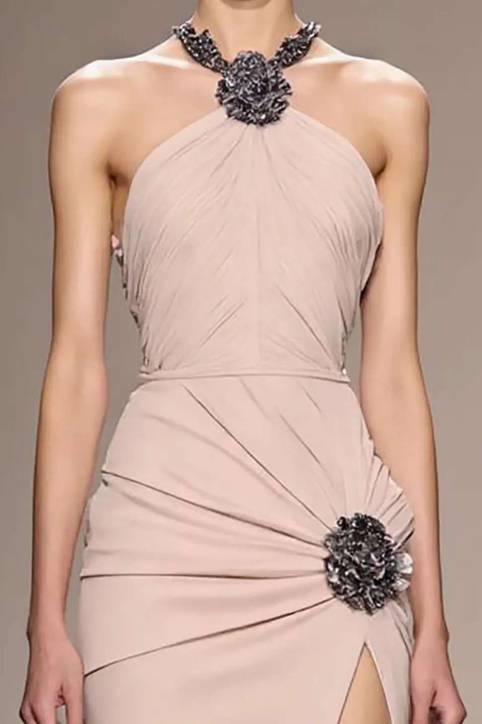 Champanhe cetim Halter longo vestido de noite com missangas