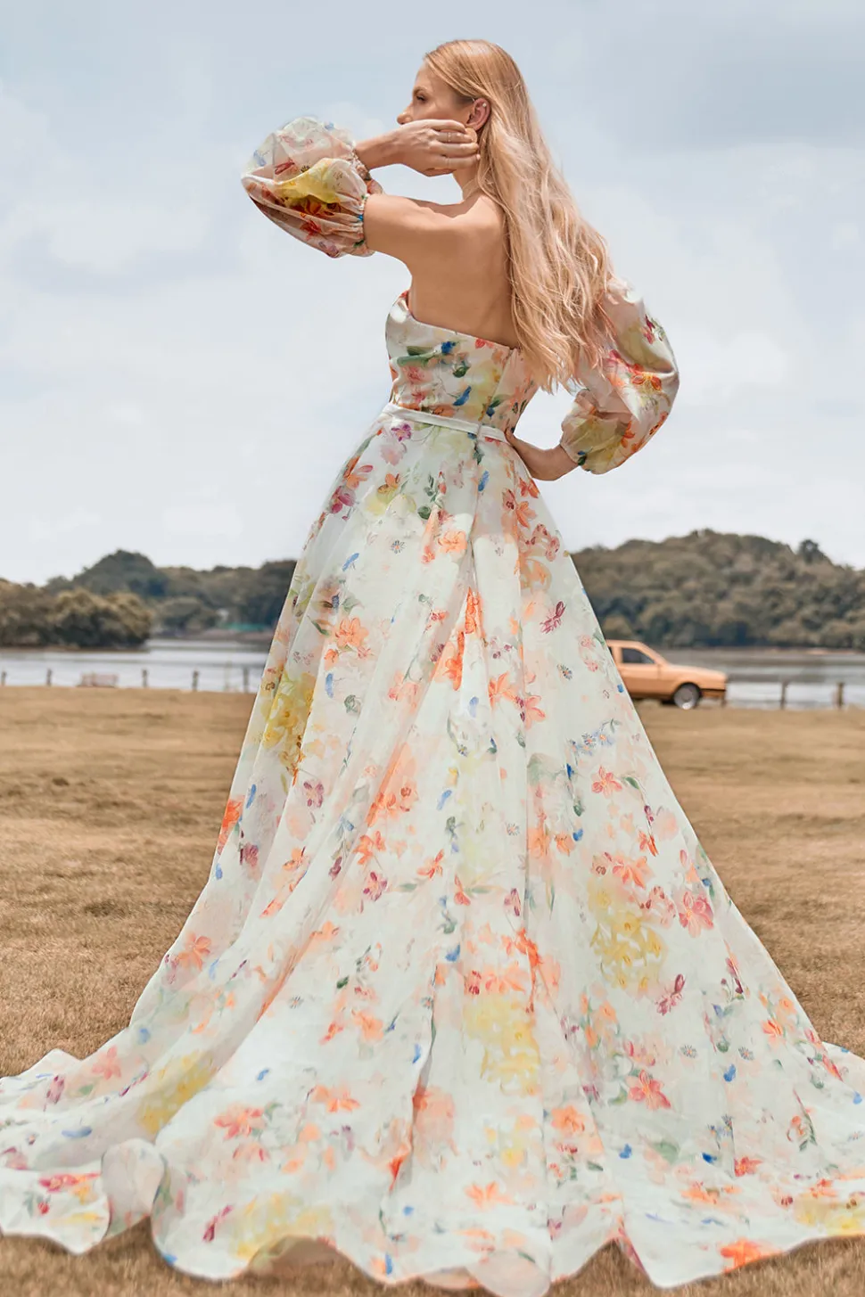 Charming A Line Sweetheart Ivory Floral Sweep Train Vestido de noiva com mangas