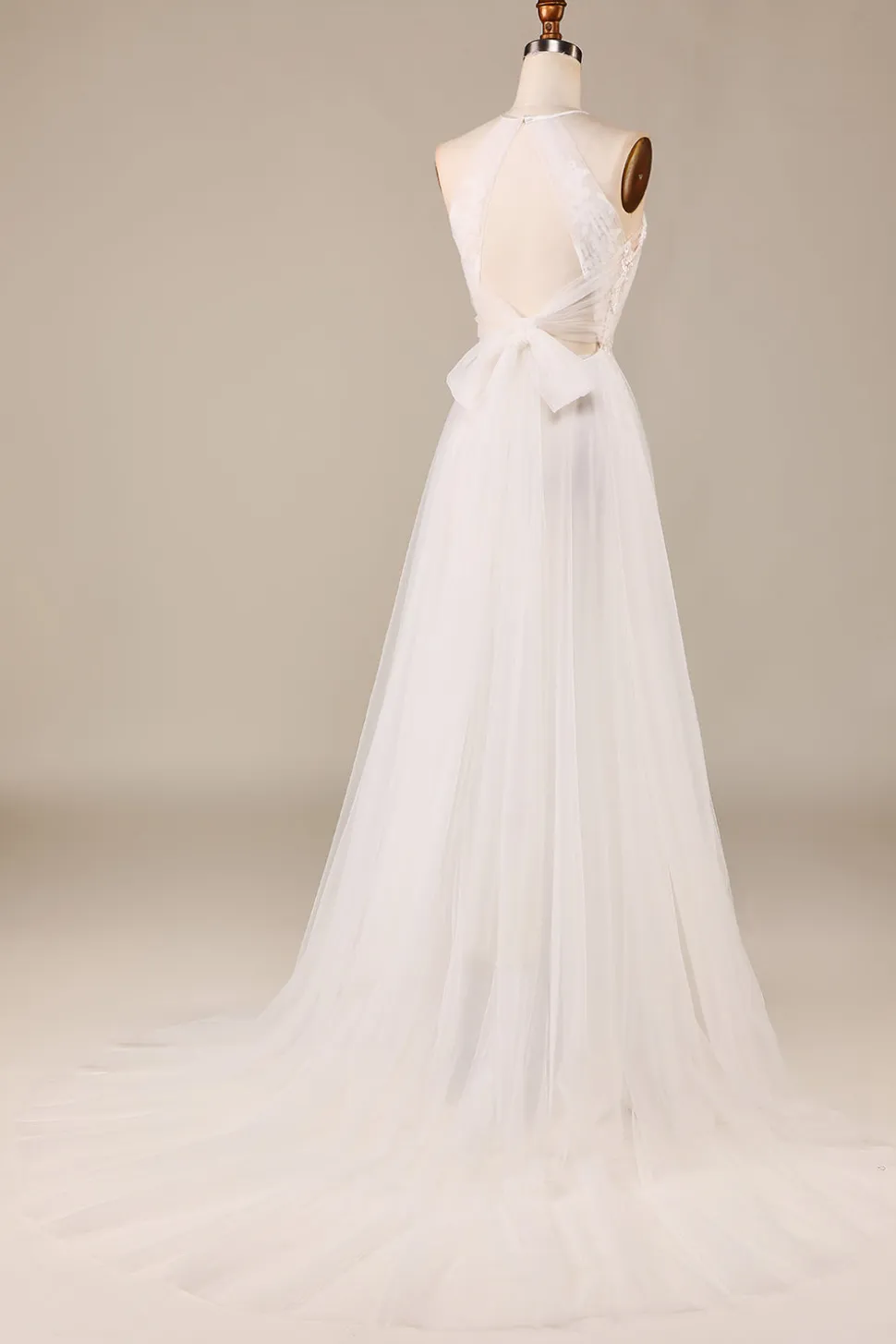 Charmoso A Line Halter Neck Marfim Open Back Tulle Sweep Train Vestido de Noiva com Renda