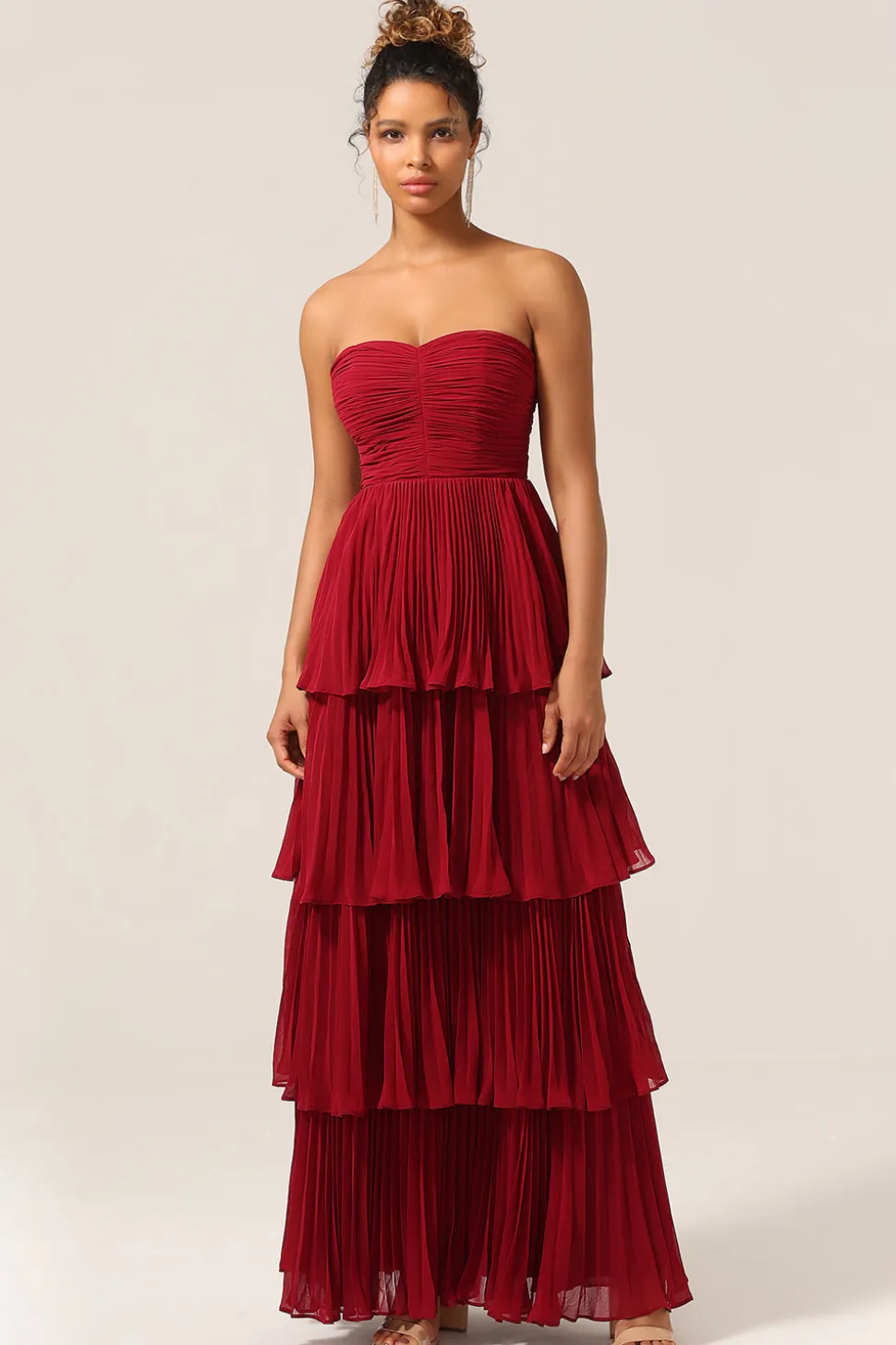 Charmoso A Line Strapless Burgudy Long Bridesmaid Dress com Folhos