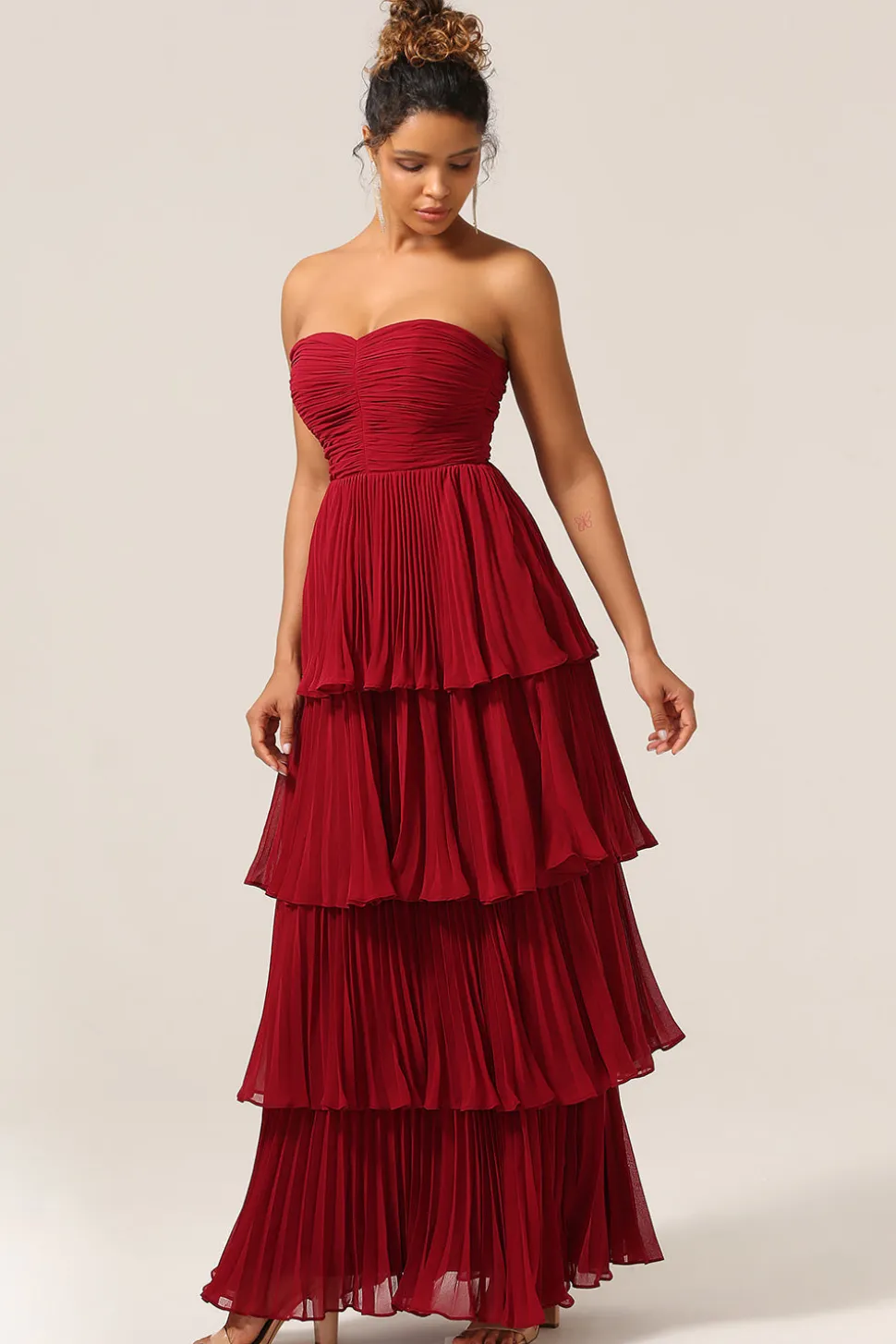 Charmoso A Line Strapless Burgudy Long Bridesmaid Dress com Folhos