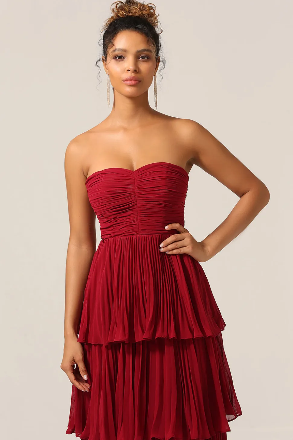 Charmoso A Line Strapless Burgudy Long Bridesmaid Dress com Folhos