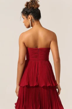 Charmoso A Line Strapless Burgudy Long Bridesmaid Dress com Folhos