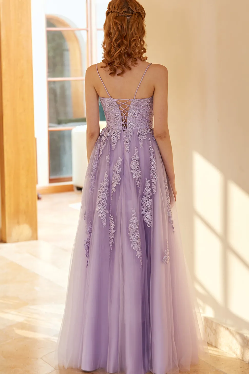 Charmoso um espaguete de linha alças leve roxo longo vestido de baile com apliques