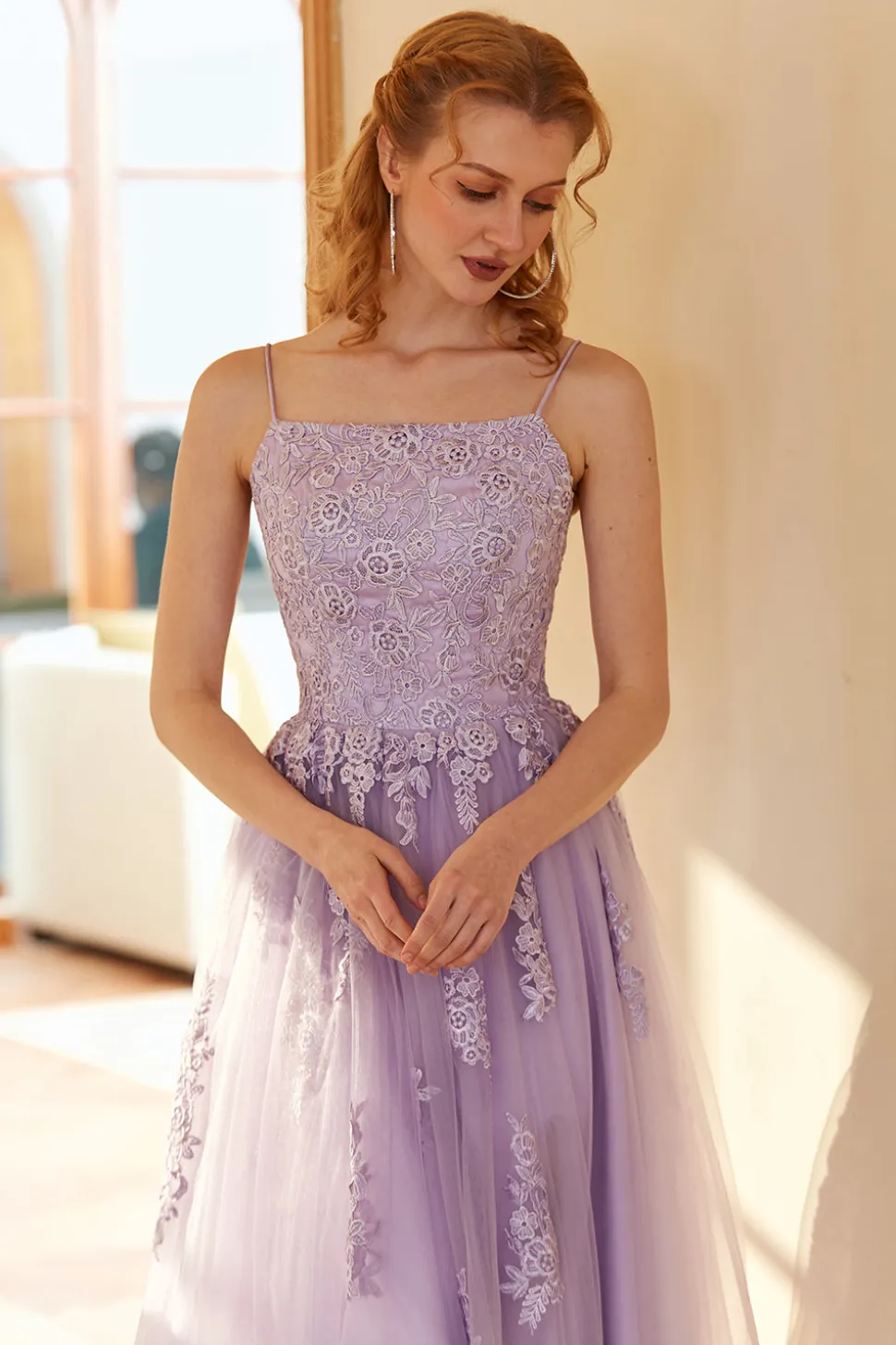 Charmoso um espaguete de linha alças leve roxo longo vestido de baile com apliques