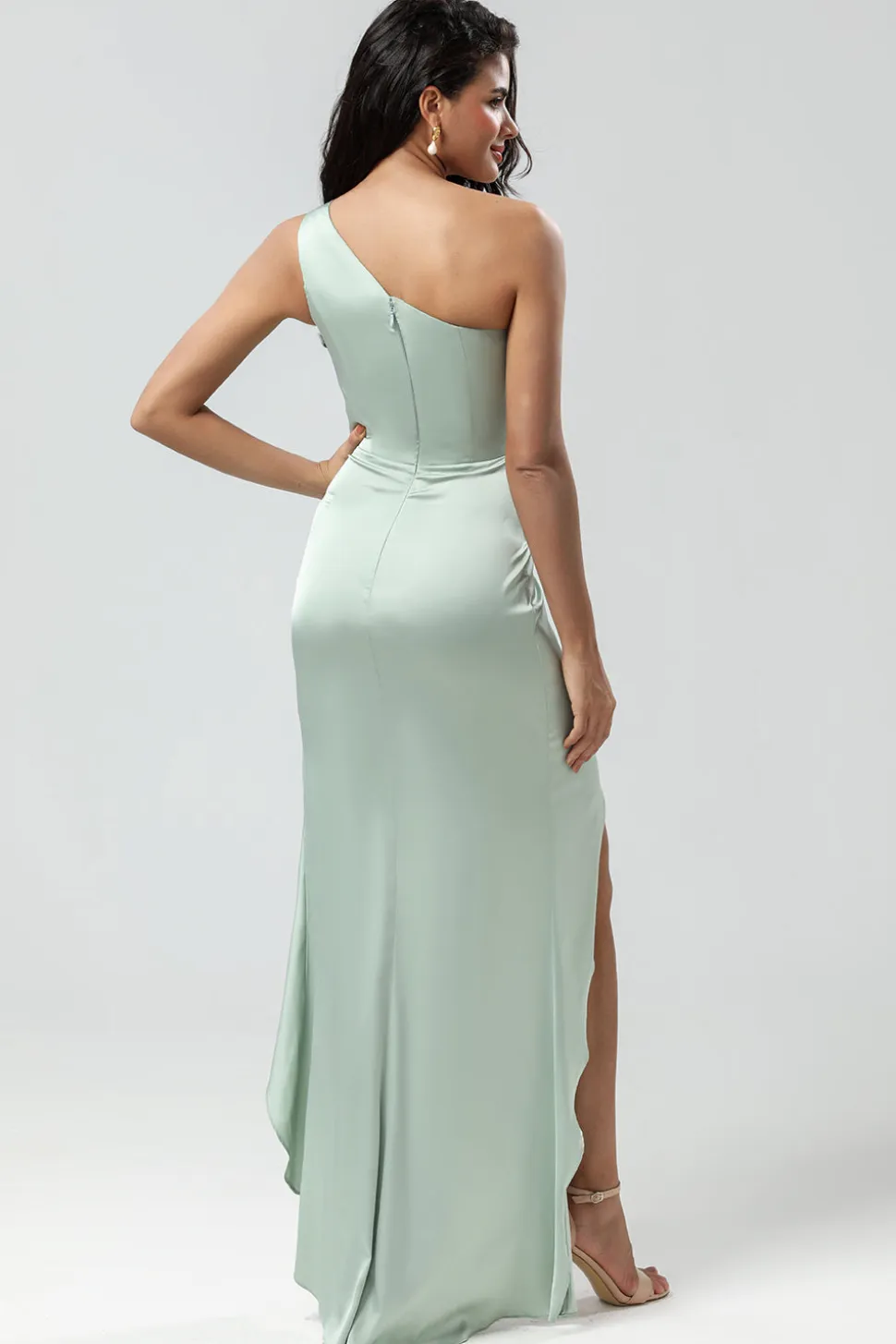 Chic romântico um ombro Matcha vestido de dama de honra com babados