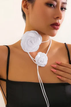 Chocker de flor de rosa branca para festa
