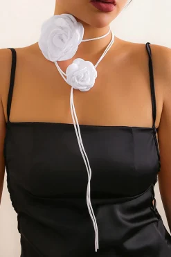 Chocker de flor de rosa branca para festa