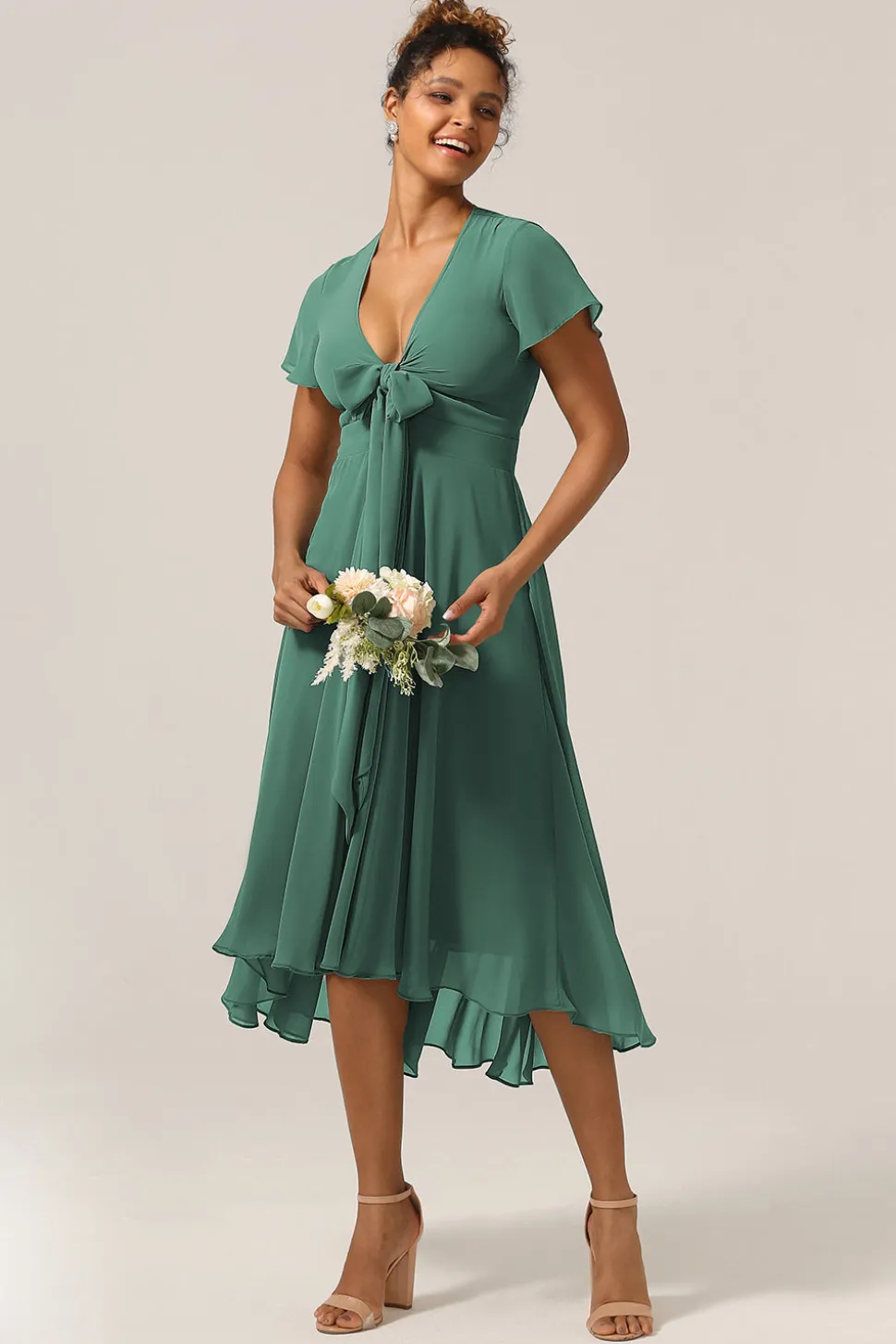 Chraming Uma Linha V-Neck mangas curtas Eucalipto vestido de dama de honra com arco