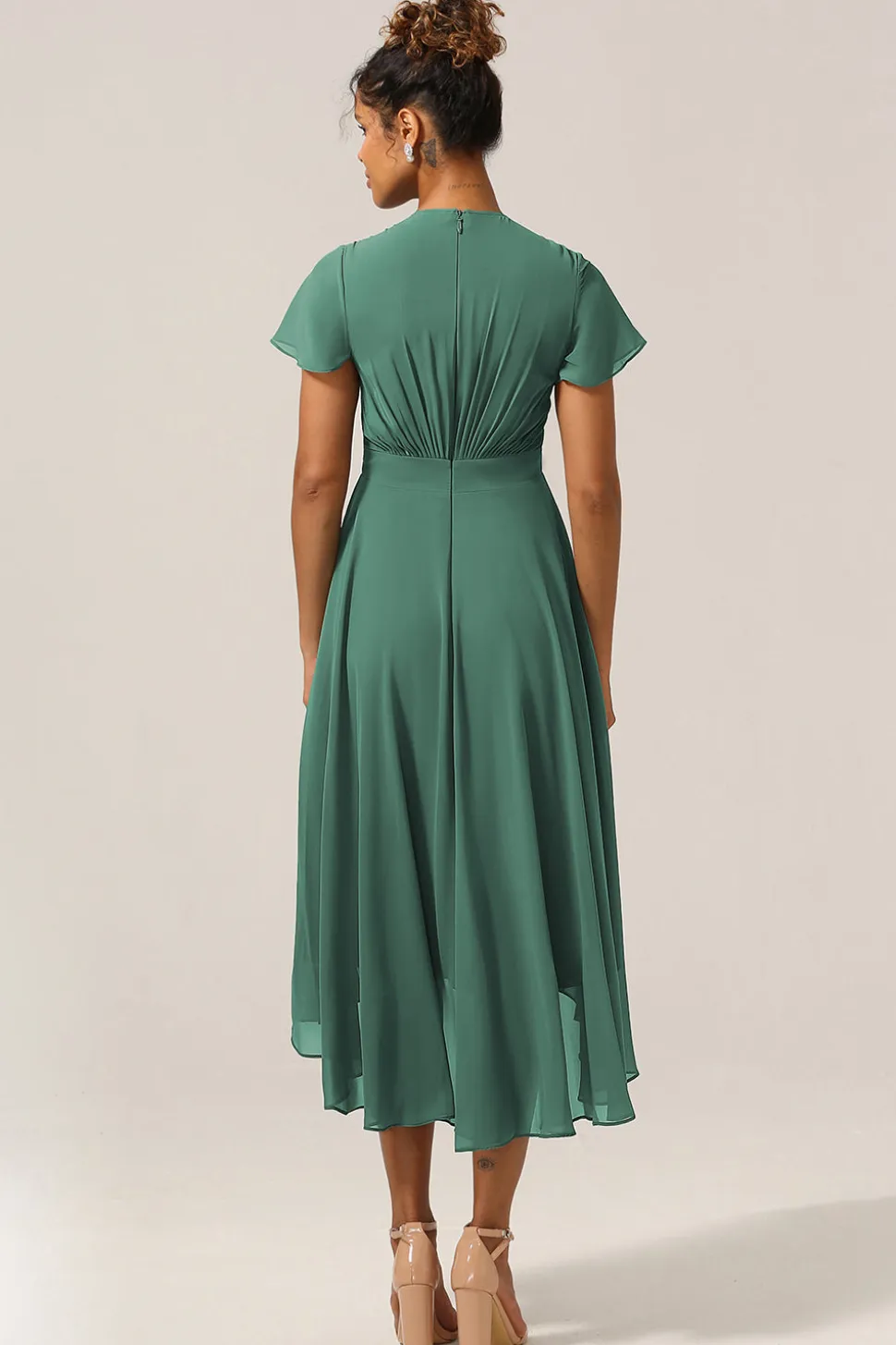 Chraming Uma Linha V-Neck mangas curtas Eucalipto vestido de dama de honra com arco