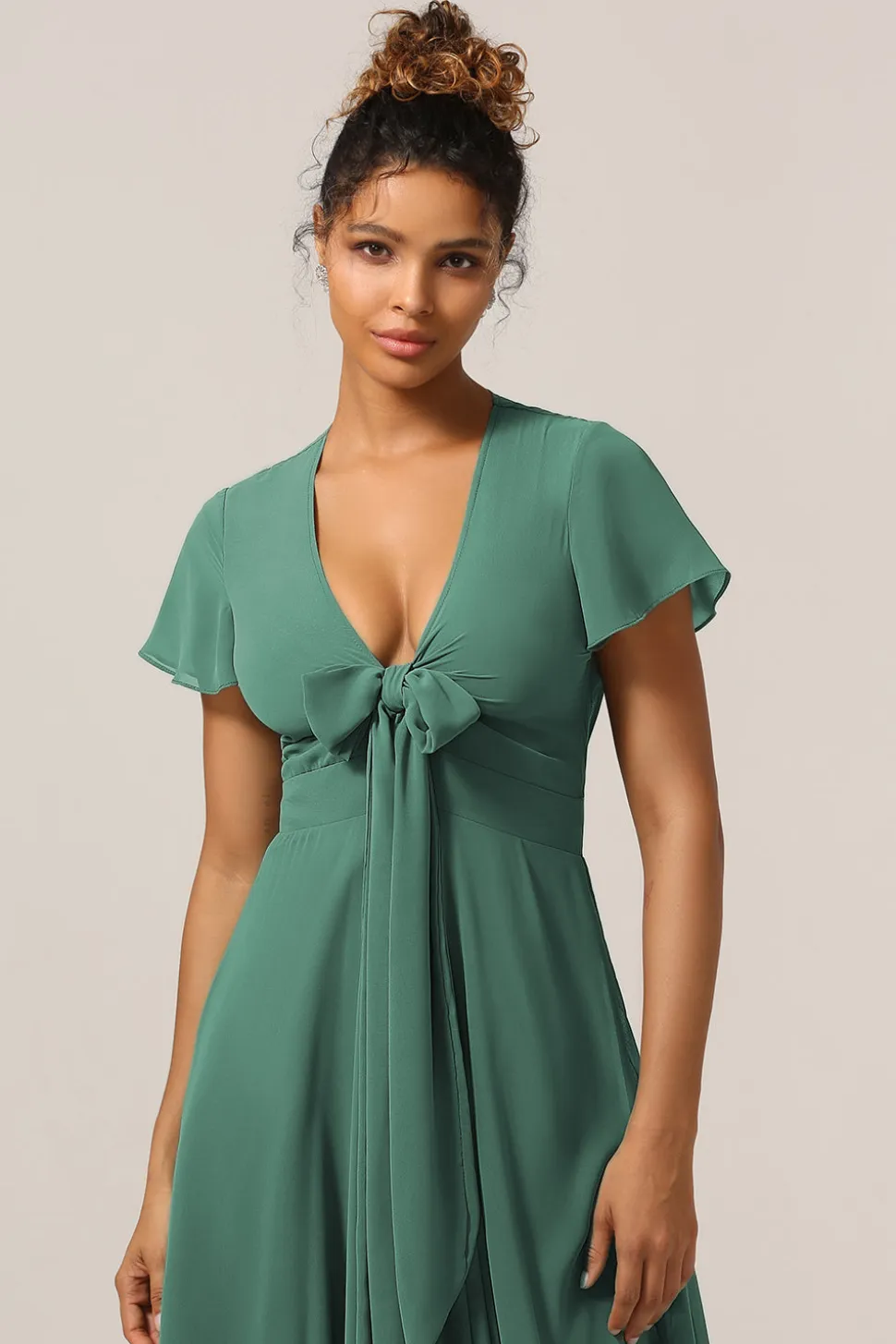 Chraming Uma Linha V-Neck mangas curtas Eucalipto vestido de dama de honra com arco