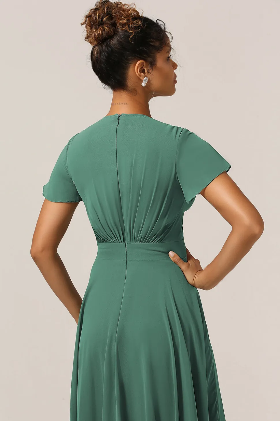 Chraming Uma Linha V-Neck mangas curtas Eucalipto vestido de dama de honra com arco