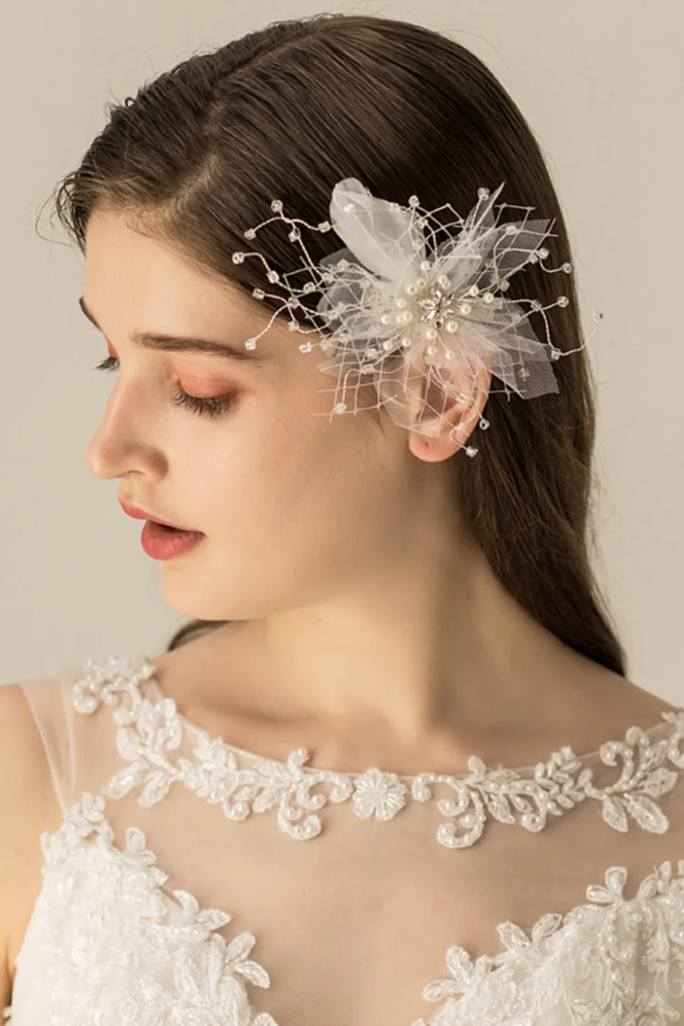 Clipe de cabelo artesanal de flor de pena doce