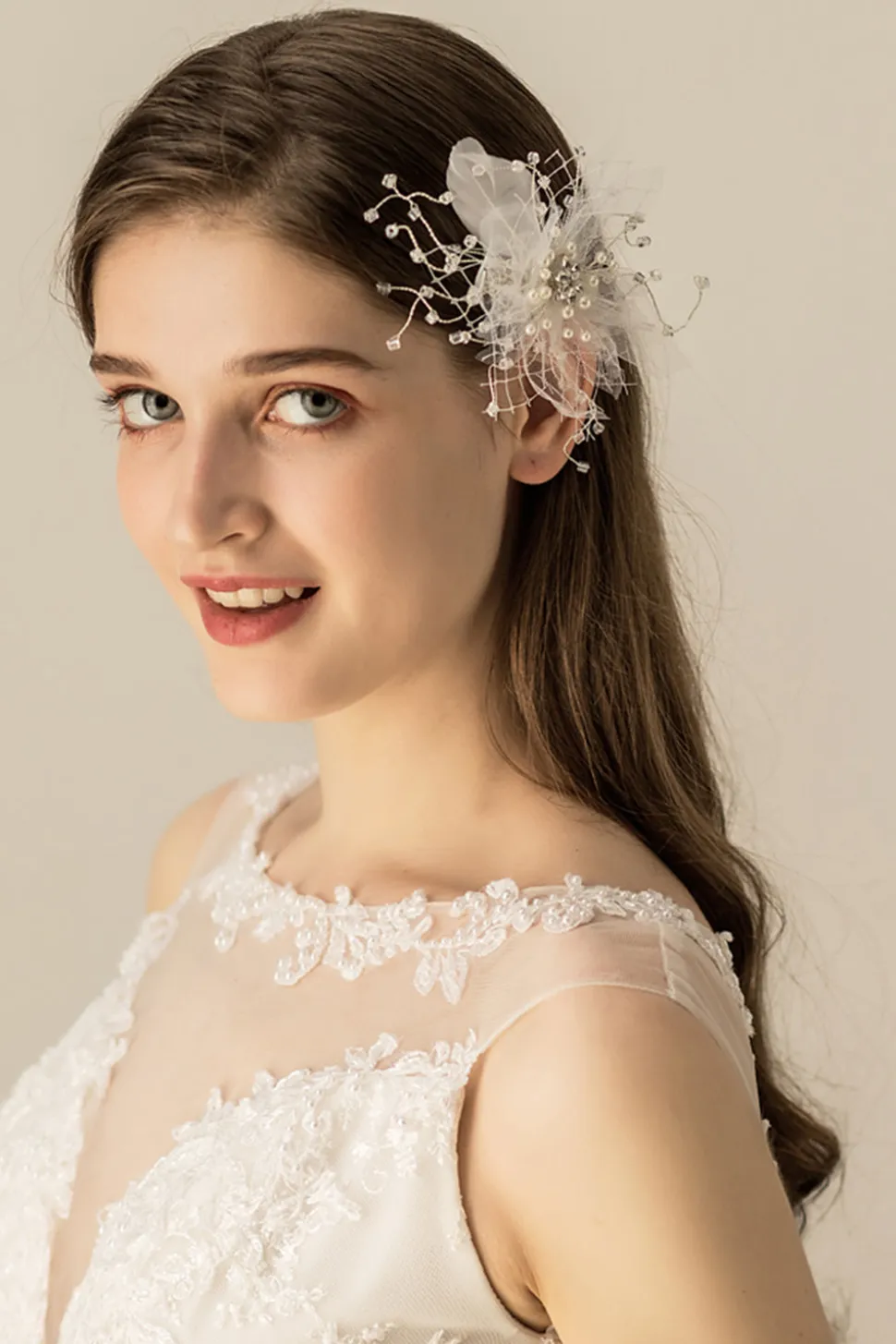 Clipe de cabelo artesanal de flor de pena doce