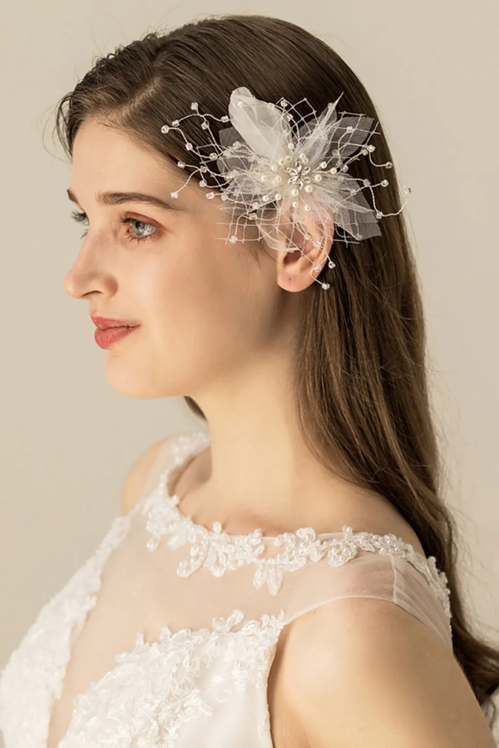 Clipe de cabelo artesanal de flor de pena doce