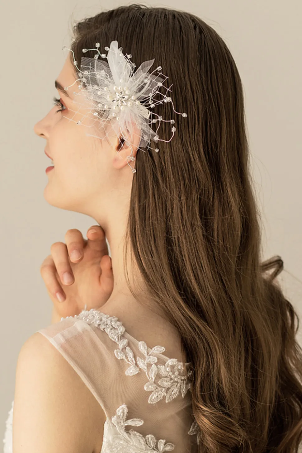 Clipe de cabelo artesanal de flor de pena doce