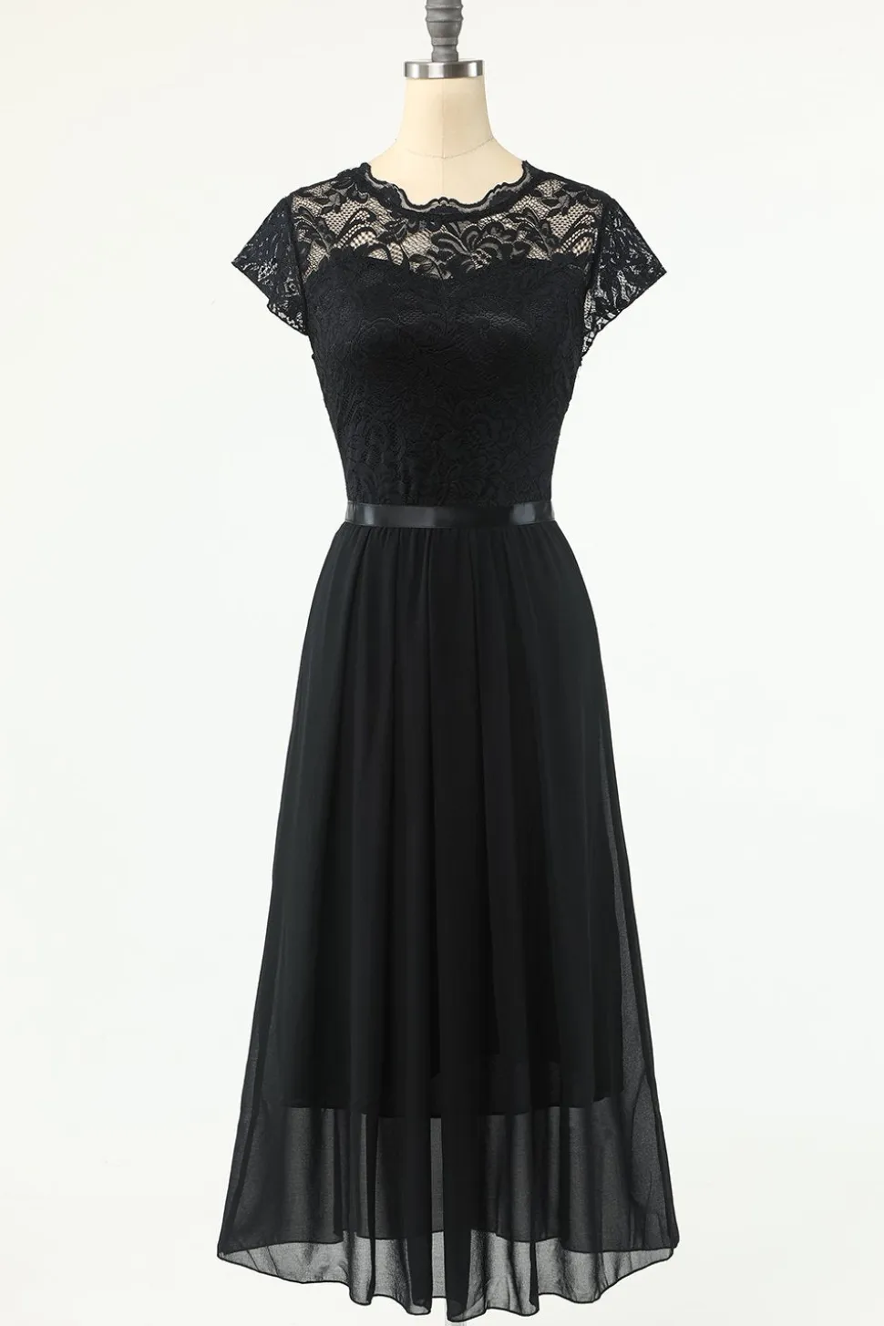 Clássico um vestido de festa preta de linha com renda