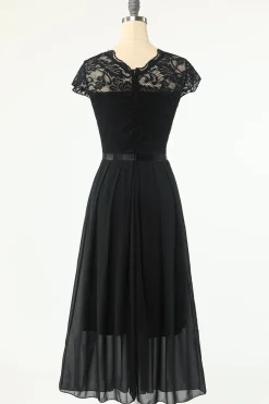 Clássico um vestido de festa preta de linha com renda