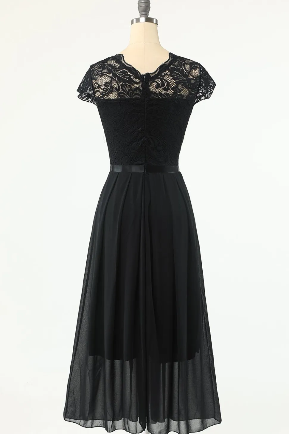 Clássico um vestido de festa preta de linha com renda