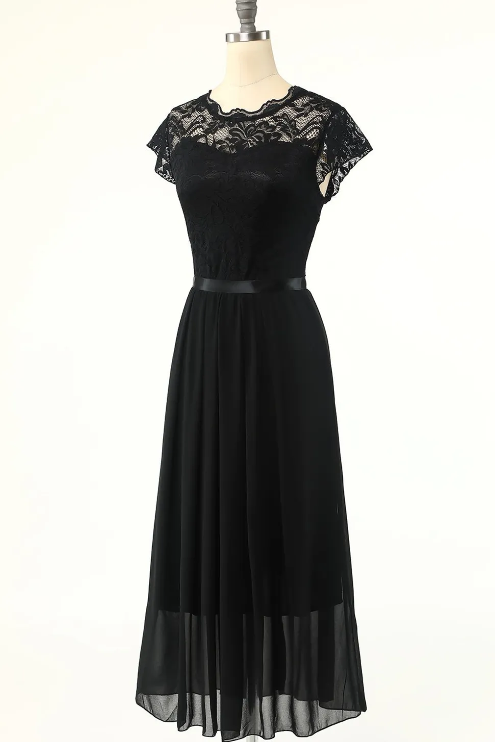 Clássico um vestido de festa preta de linha com renda