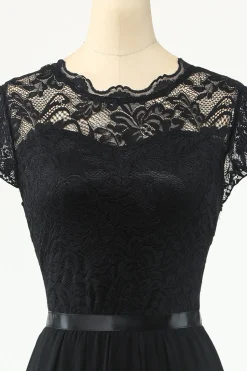 Clássico um vestido de festa preta de linha com renda
