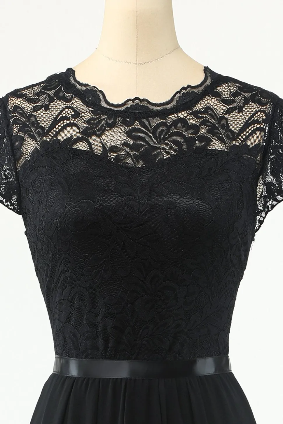 Clássico um vestido de festa preta de linha com renda