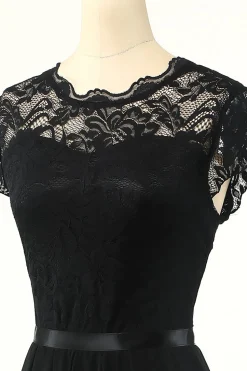 Clássico um vestido de festa preta de linha com renda