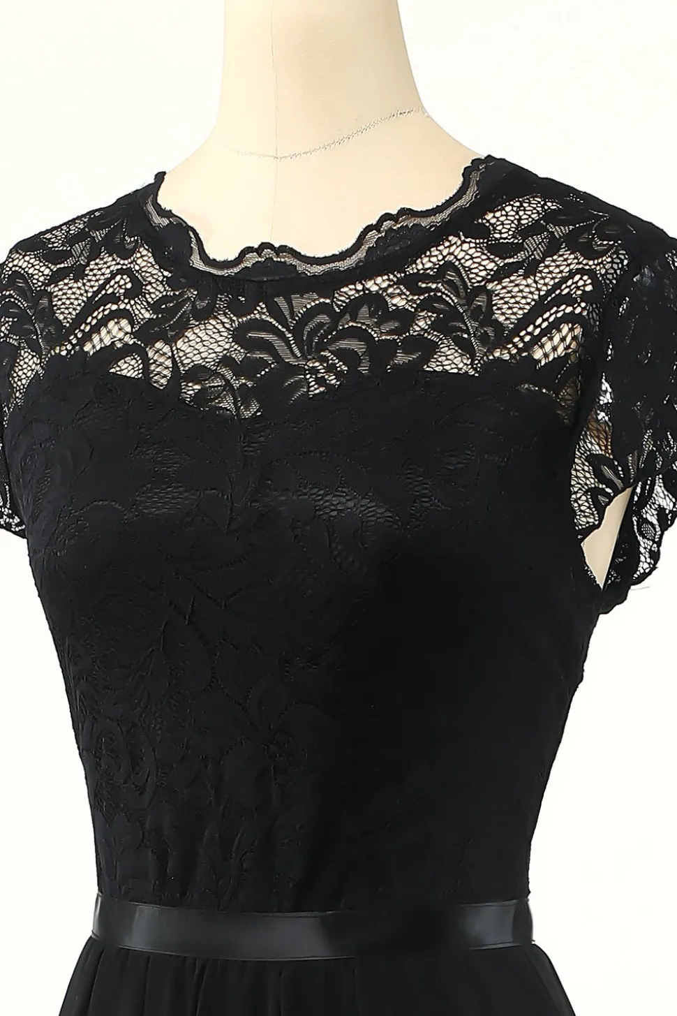 Clássico um vestido de festa preta de linha com renda