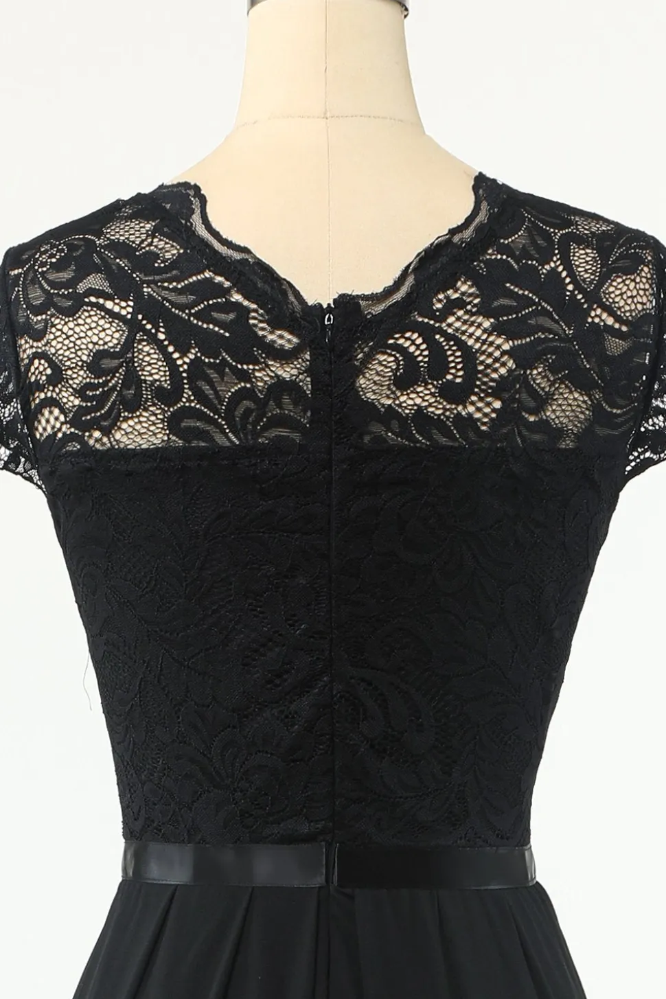 Clássico um vestido de festa preta de linha com renda