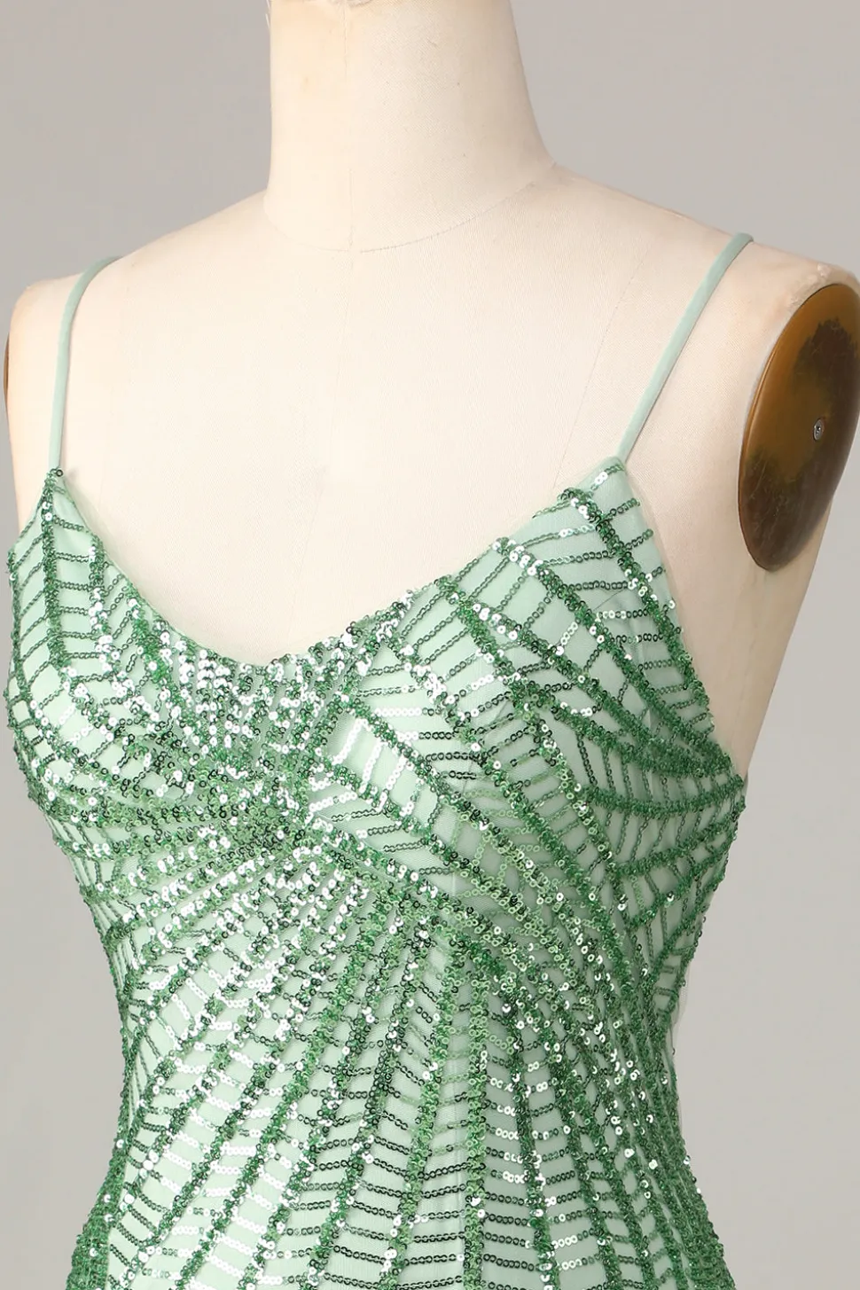 Club Chic Bainha Esparguete Alças Verde Sequins Short Homecoming Dress com Criss Cross Back