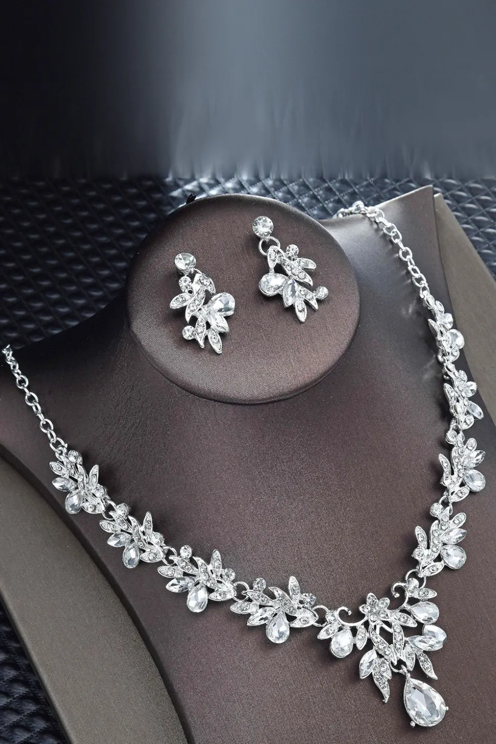 Colar de prata e brincos incrustados com diamante de água & Faux Pearl Jewelry set