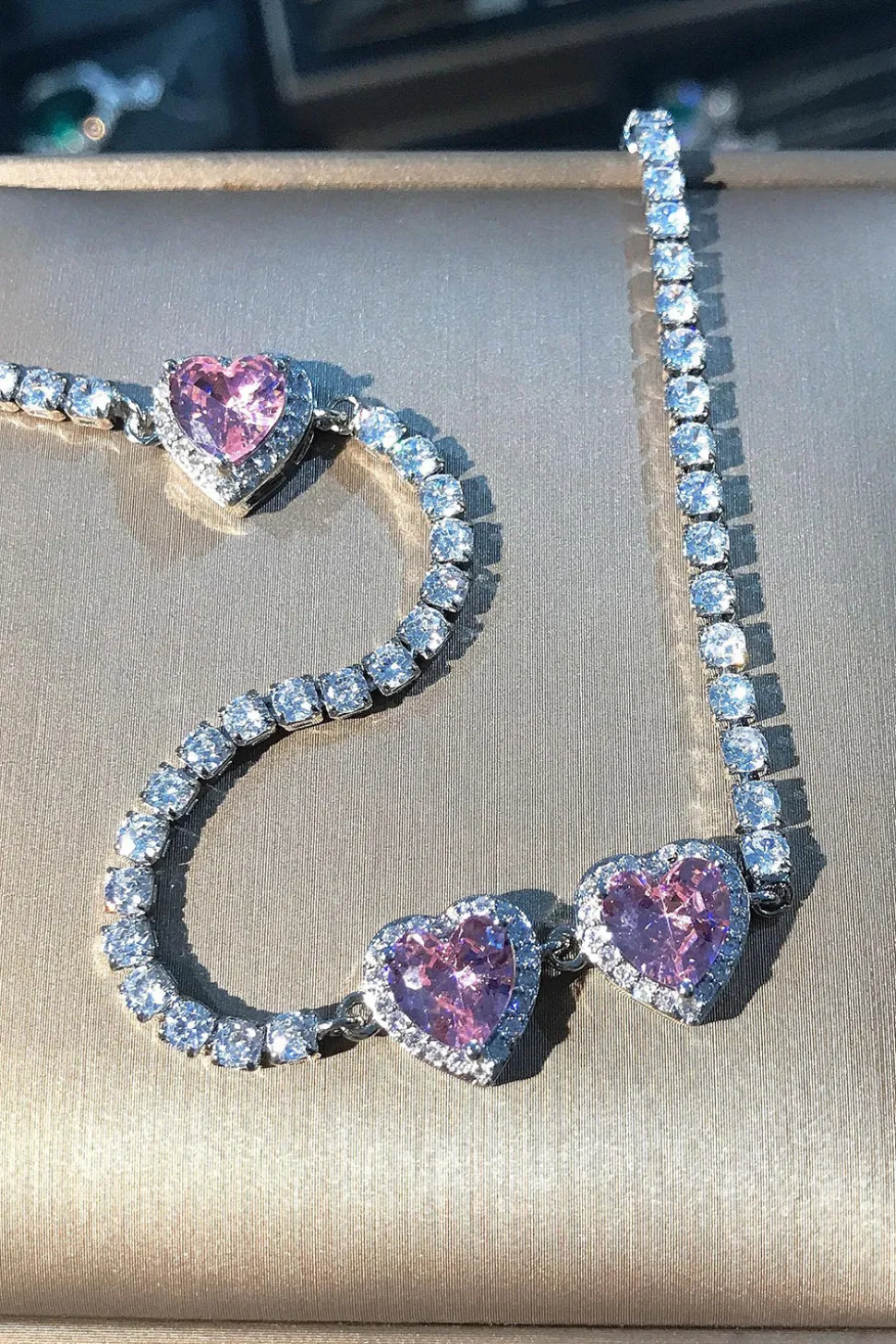 Colar redondo rosa com strass do coração