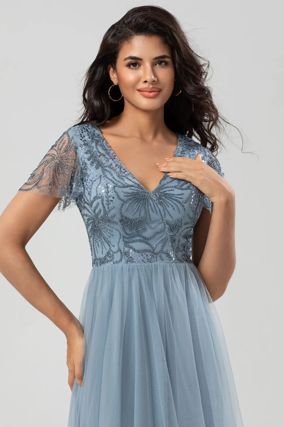 Confiantemente Carismático Uma Linha V Pescoço Dusty Blue Long Vestido de Dama de Honra com Missangas