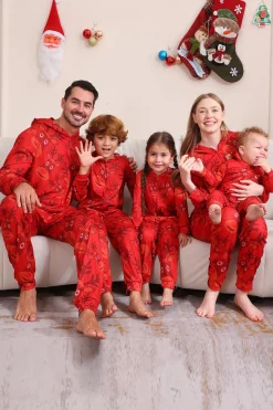 Conjunto de pijama familiar com capuz padrão vermelho