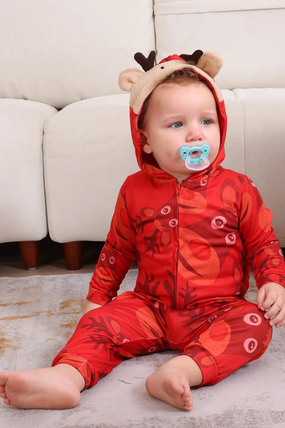 Conjunto de pijama familiar com capuz padrão vermelho