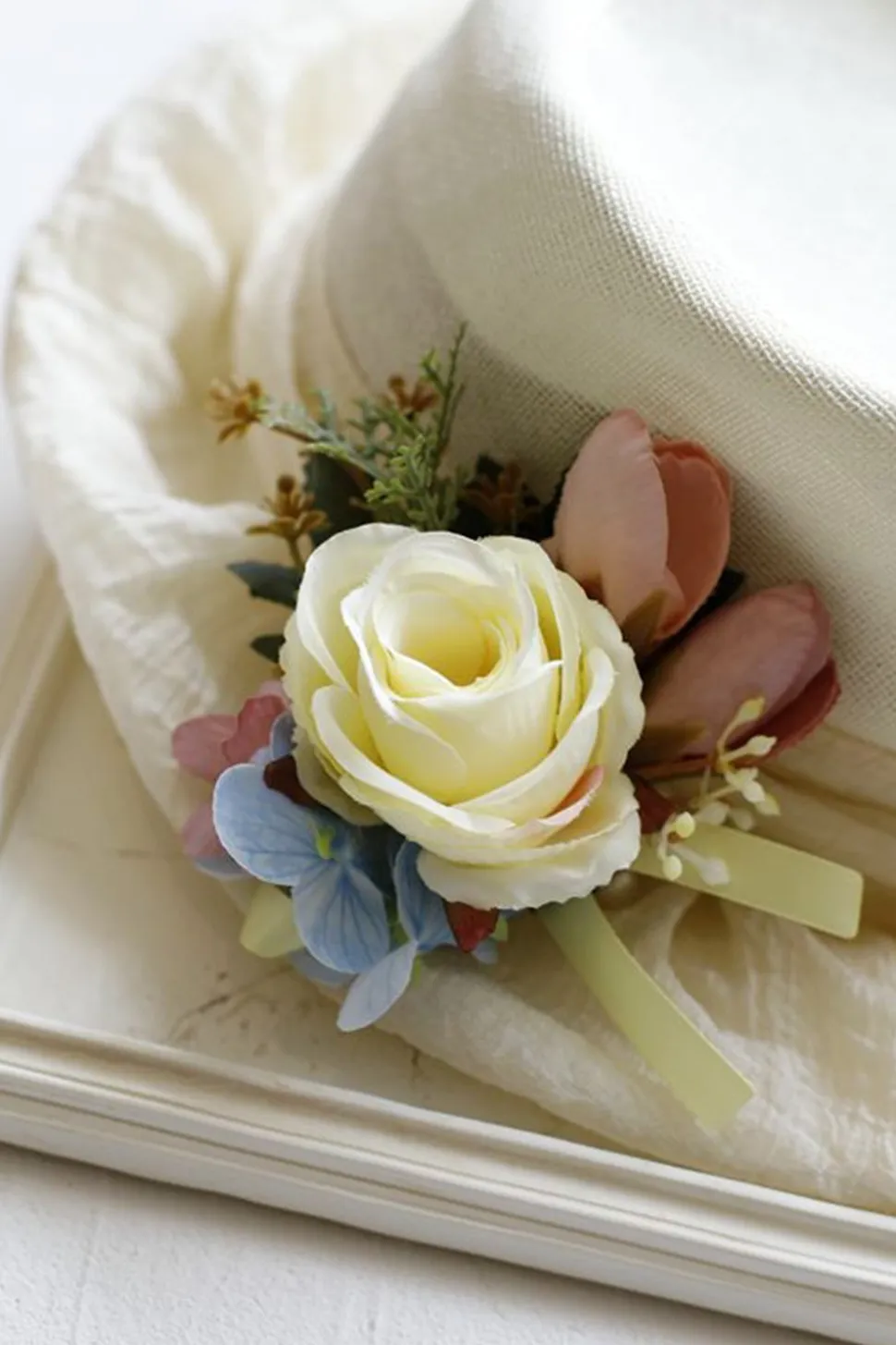 Corsage de pulso de baile de damasco e Boutonniere masculino para casamento