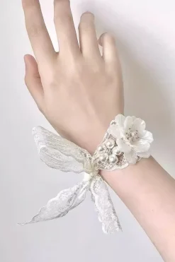 Corsage de pulso de flor de cerâmica branca com fita de renda