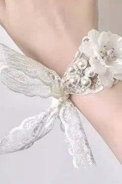 Corsage de pulso de flor de cerâmica branca com fita de renda