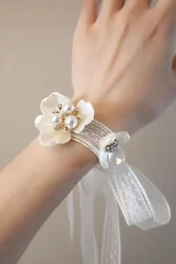 Corsage de pulso pétala de cerâmica branca com pérolas