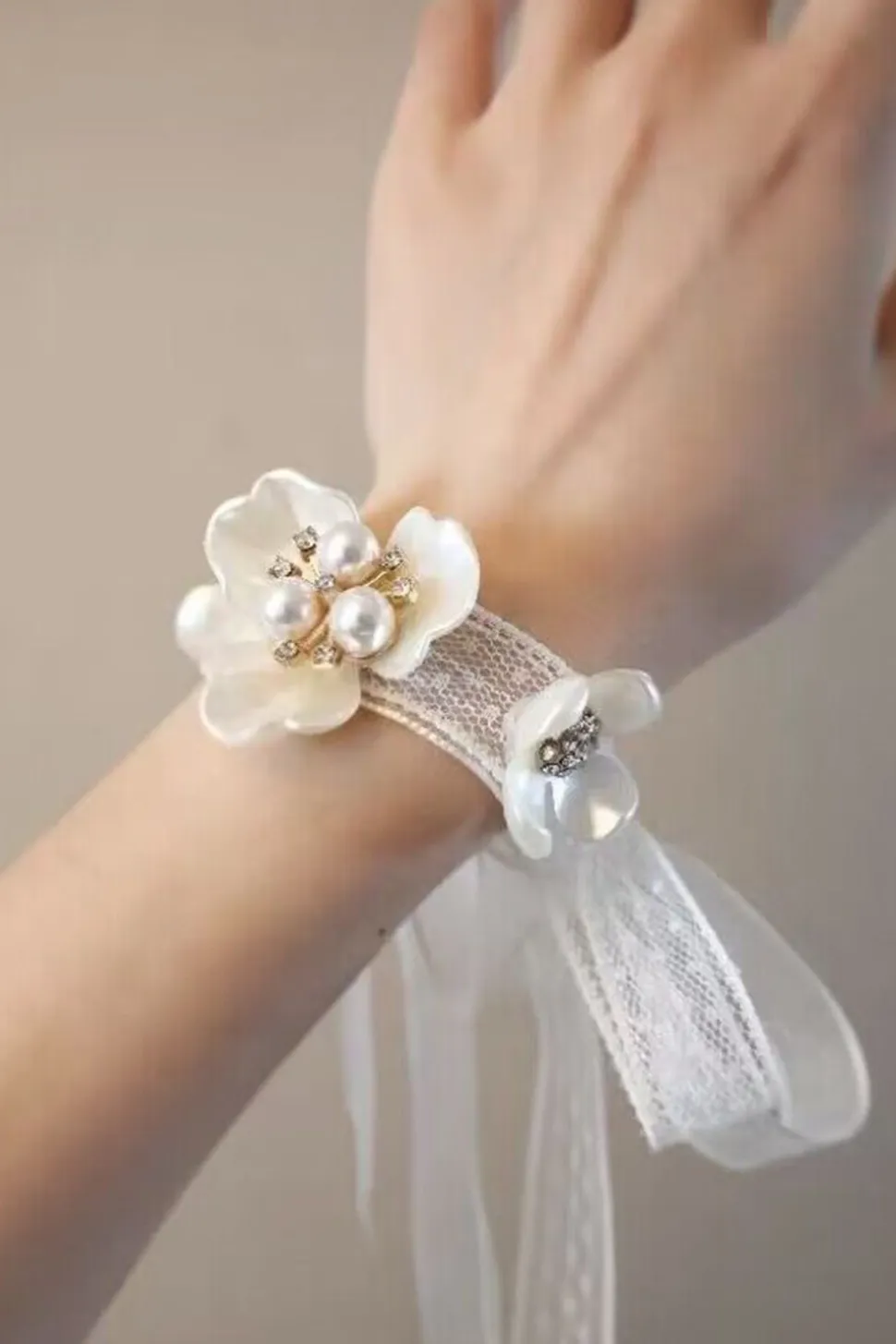 Corsage de pulso pétala de cerâmica branca com pérolas
