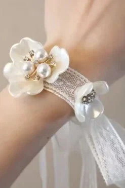 Corsage de pulso pétala de cerâmica branca com pérolas