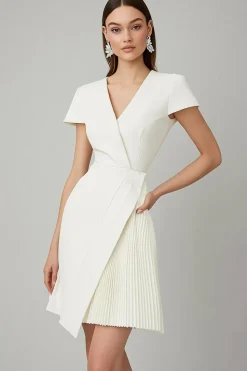 Decote em V Linha-A Curto Vestidinho Branco com Mangas Curtas