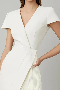 Decote em V Linha-A Curto Vestidinho Branco com Mangas Curtas
