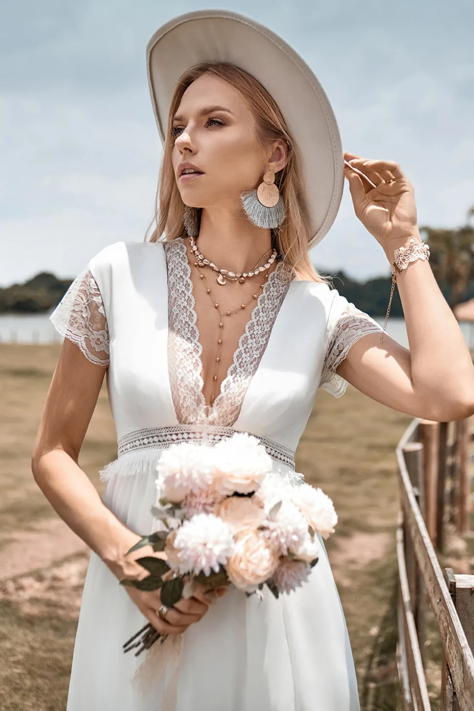Deep V-neck simples Boho vestido de noiva com fenda