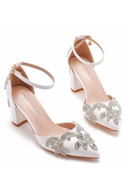 Delicados sapatos de noiva brancos pontiagudos com strass