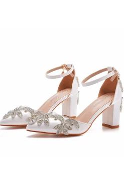 Delicados sapatos de noiva brancos pontiagudos com strass