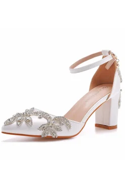 Delicados sapatos de noiva brancos pontiagudos com strass